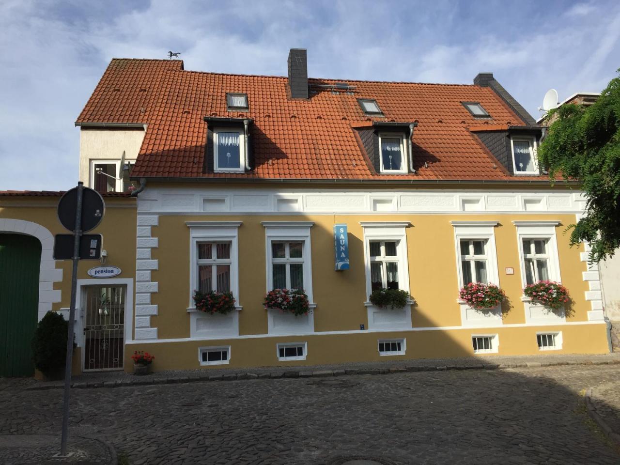 Pension & Sauna Am Lorenz Calbe Eksteriør billede